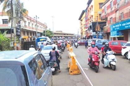 With signals at busy junctions absent or defunct, traffic chaos rules in Mapusa