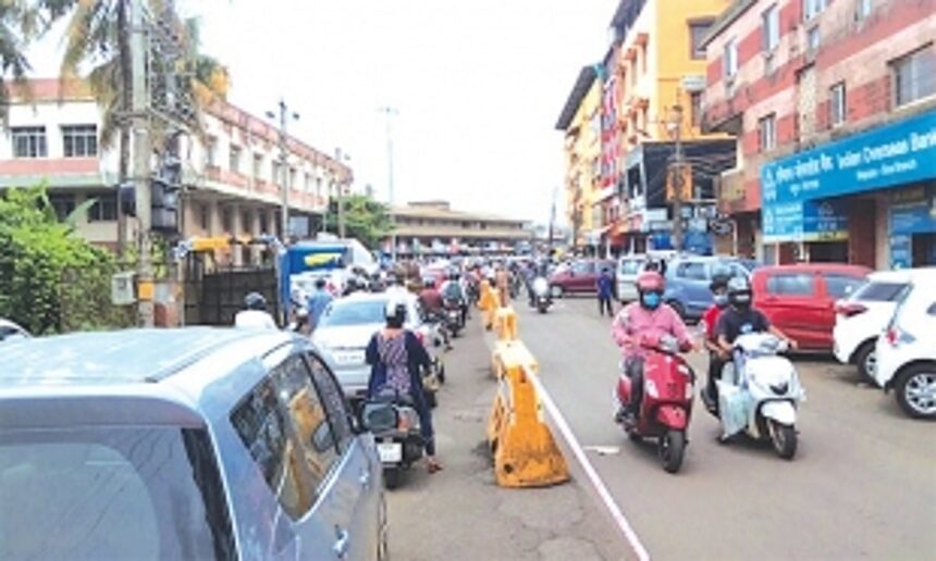 With signals at busy junctions absent or defunct, traffic chaos rules in Mapusa
