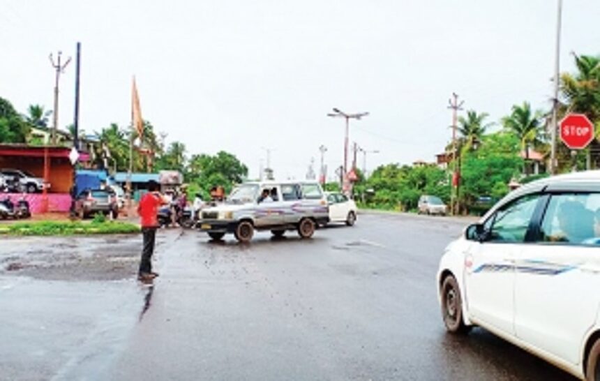 Without signal lights and cops, junction at Dabolim has become death trap 1 Without signal lights and cops, junction at Dabolim has become death trap