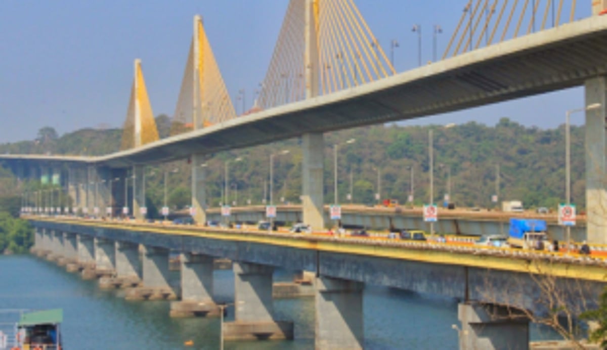 Woman jumps off  Mandovi Bridge  to death