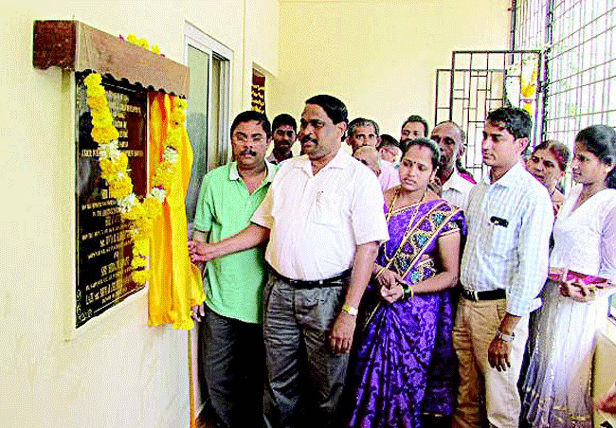 Women and Child Development Minister Dilip Parulekar inaugurates an Anganwadi at Vathadev-Bicholim in the presence of Deputy Speaker Anant Shet.