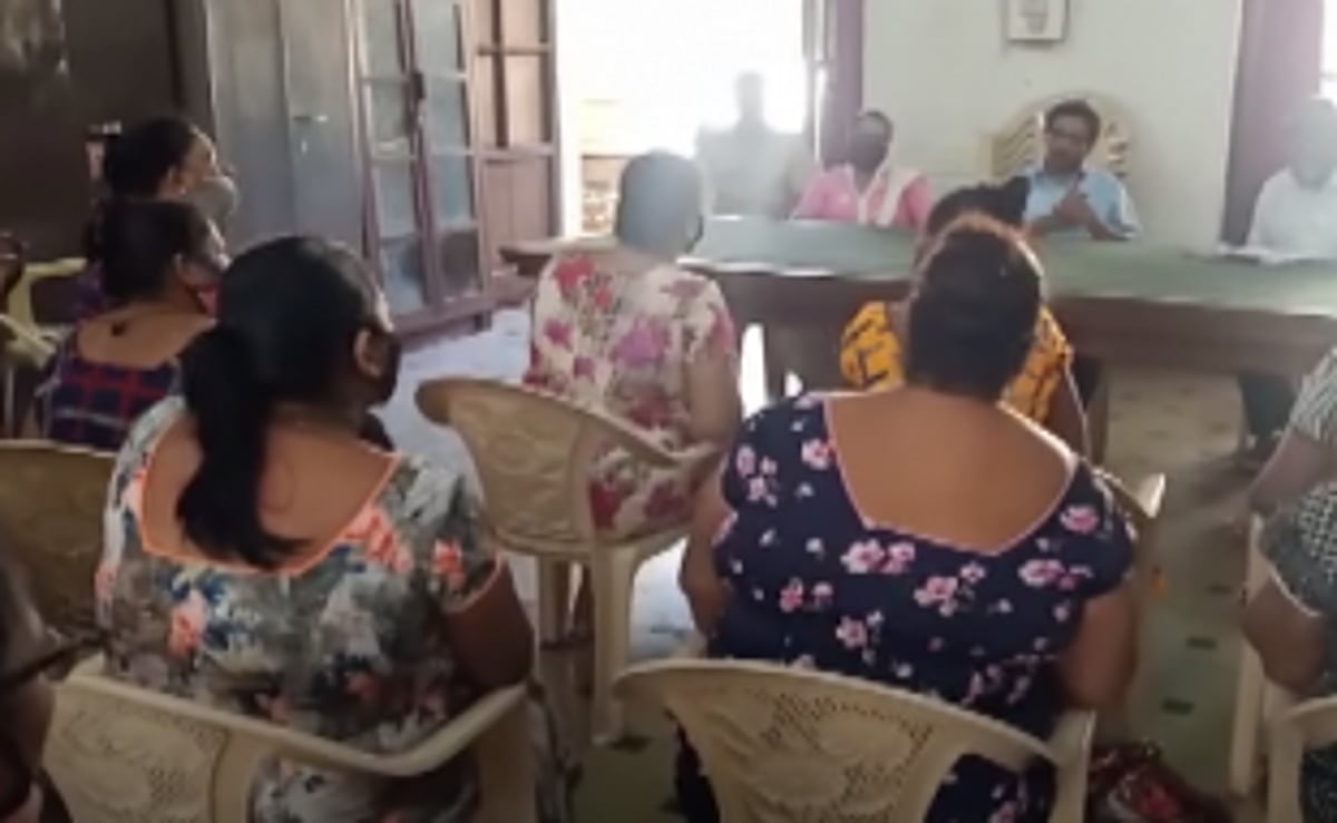 Women fish vendors urge MMC to  check illegal sale outside market