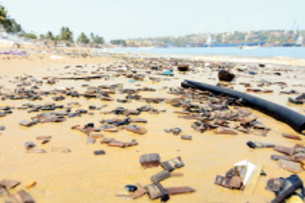 Woodchips surface at Khariwado  beach angering local fishermen