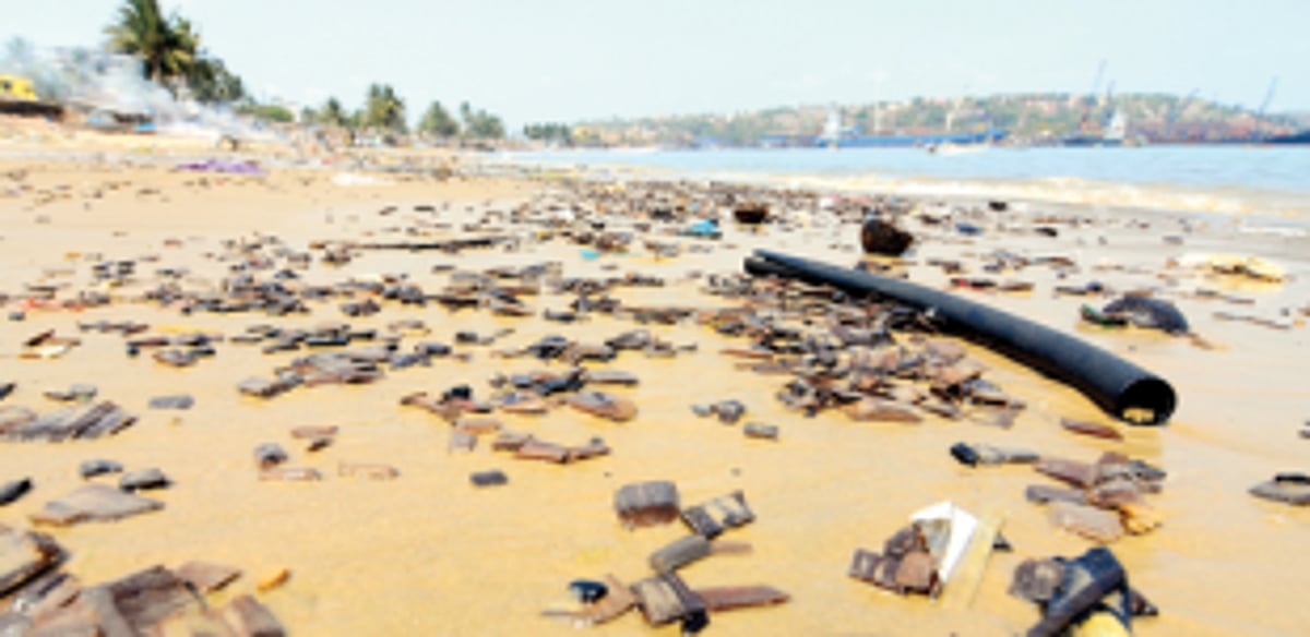 Woodchips surface at Khariwado  beach angering local fishermen