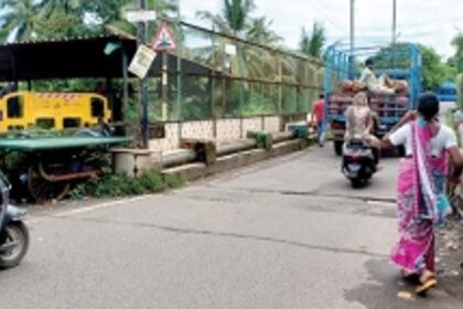 Work on parallel railway  over bridge delayed: Mauvin