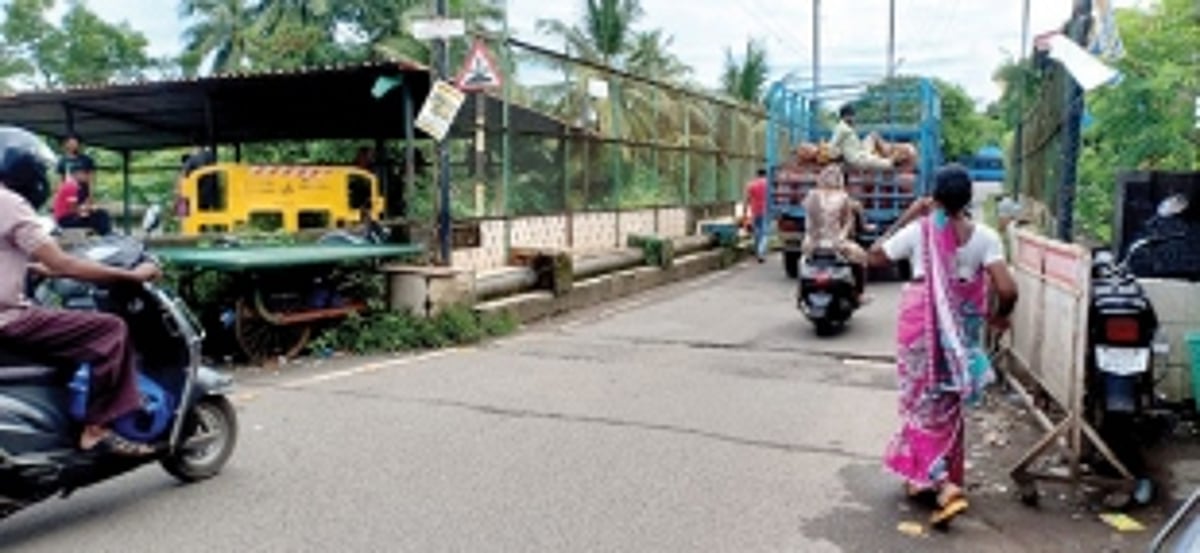 Work on parallel railway  over bridge delayed: Mauvin