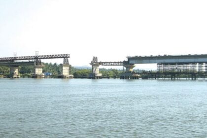 Work on the Assolna-Cavelossim bridge across River Sal has been dragging on since 2009.