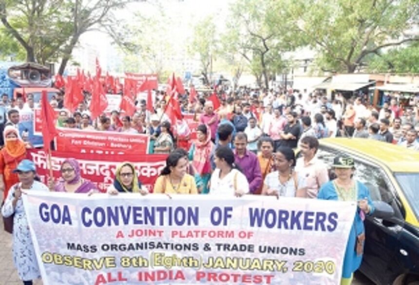 Workers hold rally protesting Centre's 'disrespectful' attitude 1 Workers hold rally protesting Centre's 'disrespectful' attitude
