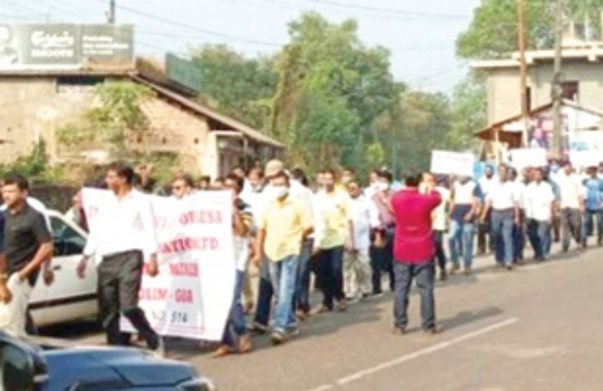 Workers march to CM’s Sanquelim office to restart mining