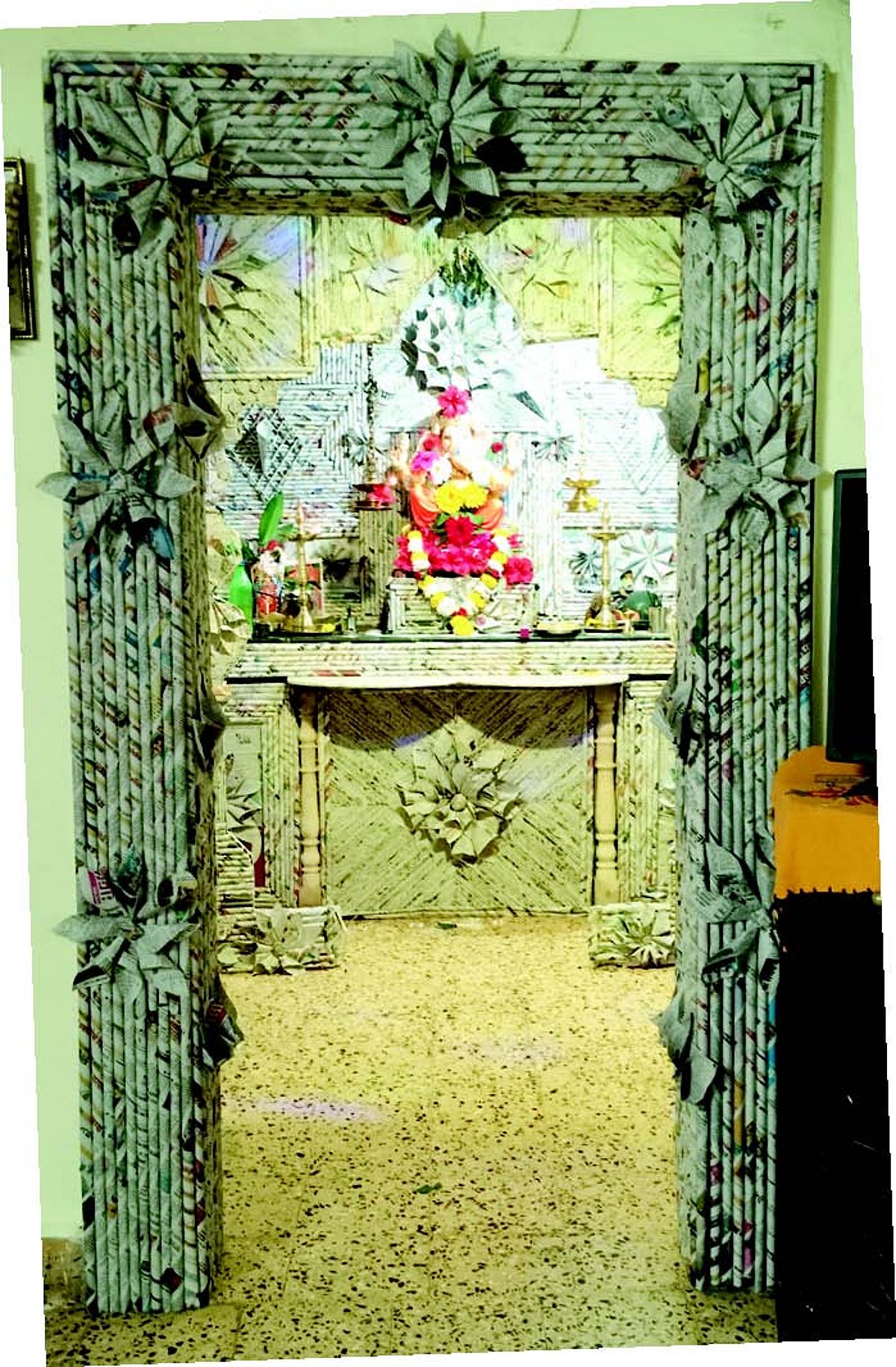 Young innovator creates eco-friendly
Ganesh décor using newspapers