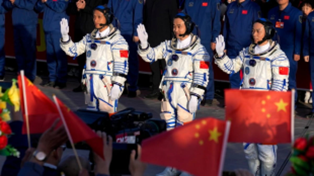 Youngest Crew in China's Space History Successfully Docks Shenzhou-17 at Tiangong Space Station