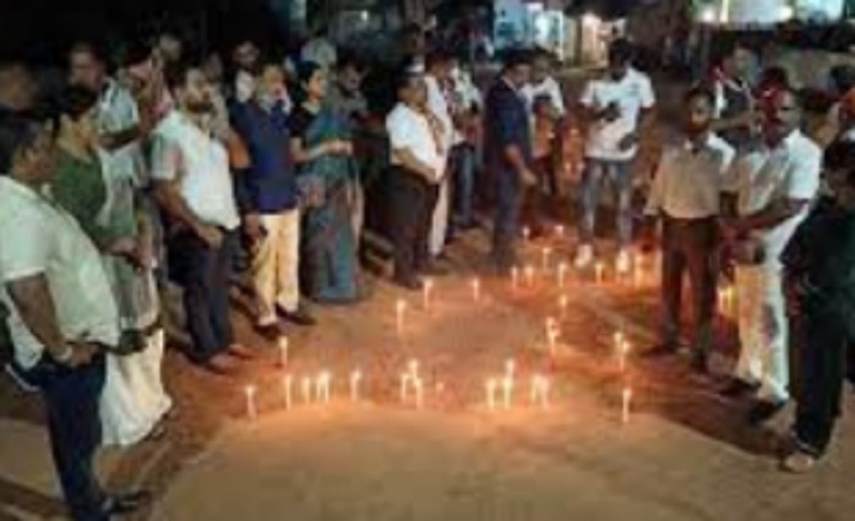 Youth Cong lights candles in potholes at Taleigao, Siolim