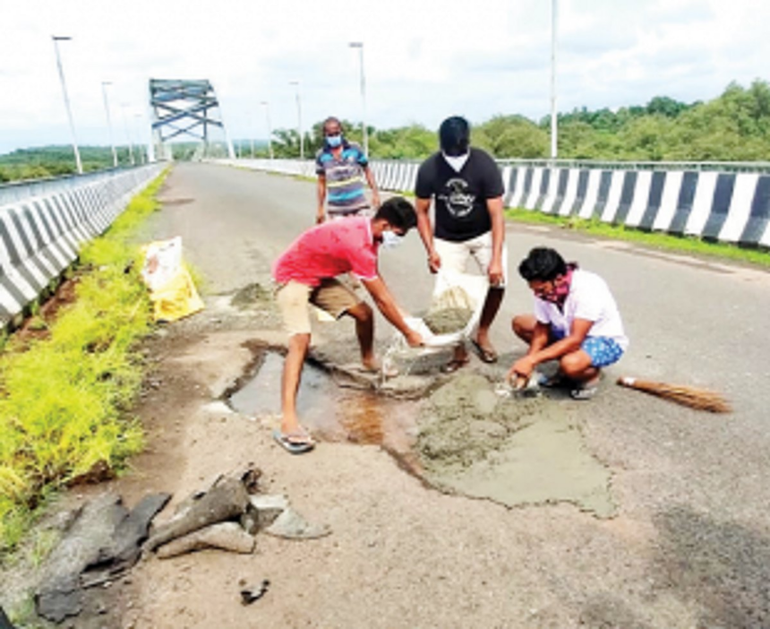 Youth of Aldona fill potholes to protest MLA’s negligence 1 Youth of Aldona fill potholes to protest MLA’s negligence