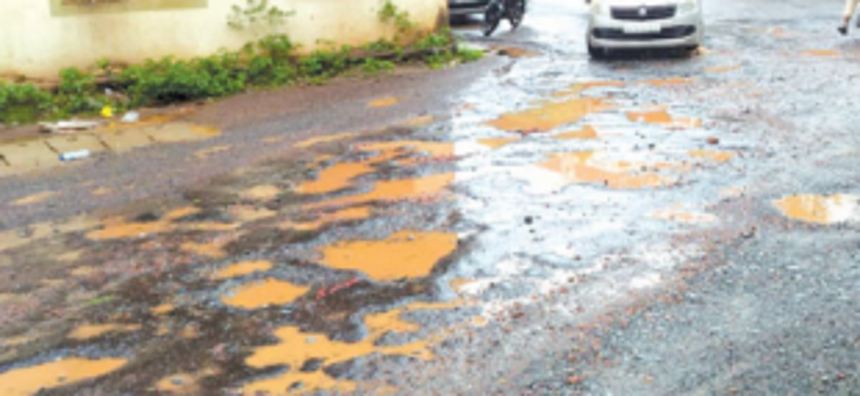 Youth set an example by repairing Ponda potholes