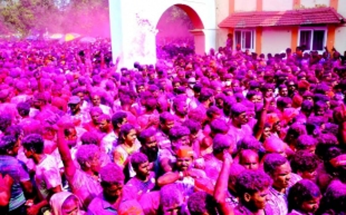 Zambaulim erupts in haze of crimson as devotees uphold 500-yr-old Gulalutsav tradition