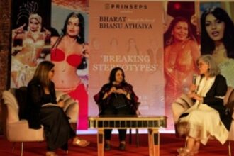 Zeenat Aman Applauds Costume Designer Bhanu Athaiya in Discussion on 'Bharat Through the Lens' Exhibition