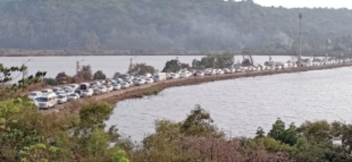 Zuari commuting woes: Now, tree crash leaves several stranded