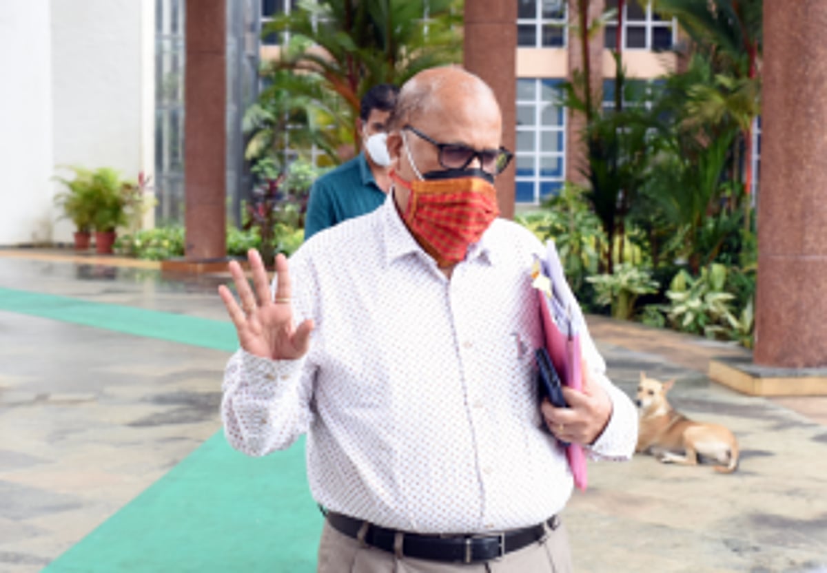 ‘Digambar Kamat has a 27 yr record of  non-performance’, say close former aides