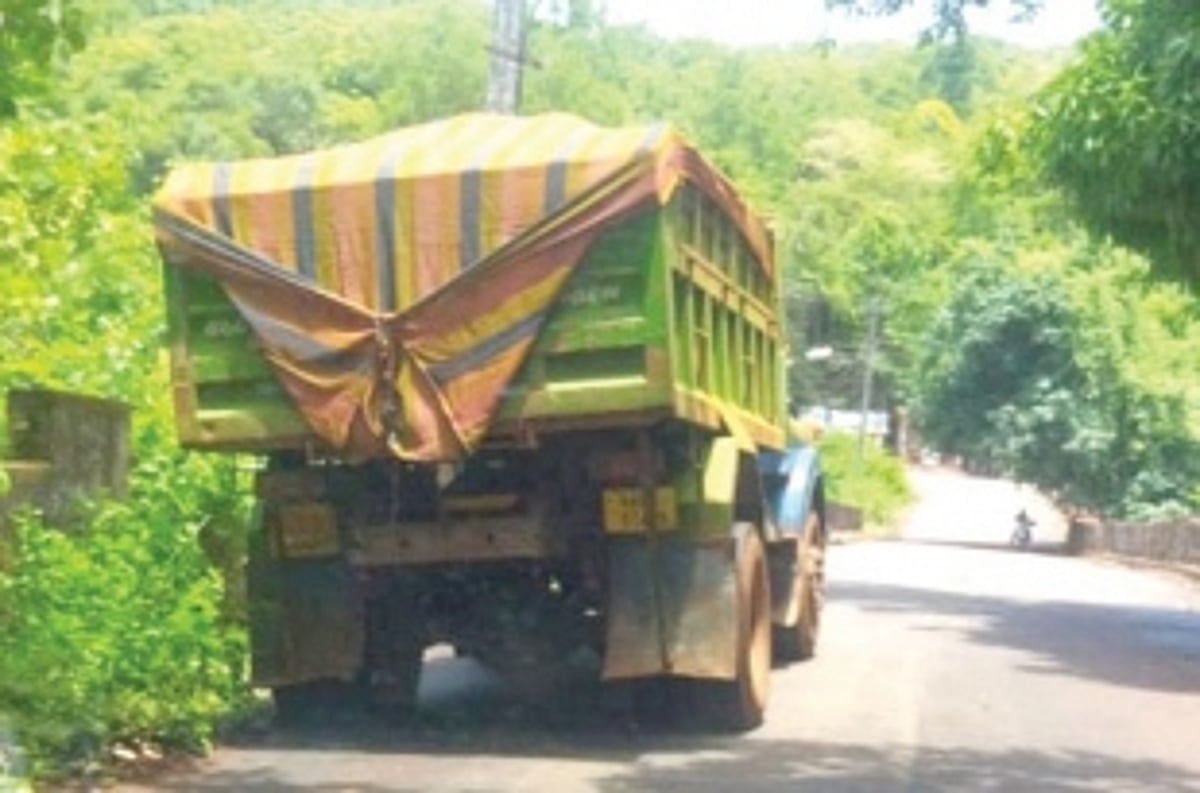 ‘Illegally’ extracted laterite stones  transported via Sacorda worries locals