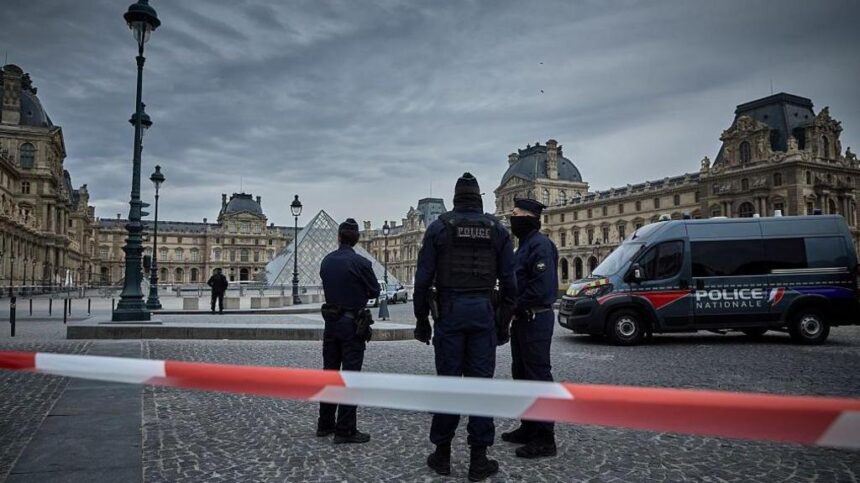 Seven-Minute Heist: Thieves Steal Priceless Jewels from Louvre Museum 1 4ff53d20 acdc 11f0 ac53 eb2ed9dd00c1