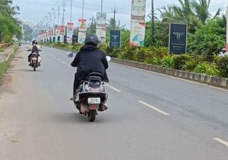 Scooterist escapes mishap as rusted hoarding collapses on Mapusa-Parra road 1 G4RB88MXYAA8WUY e1761572533225