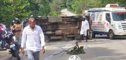 Tour Vehicle Overturns Near Jalakatti on Ramnagar–Goa NH; Bengaluru Family Injured 1 Screenshot 2025 10 17 114906