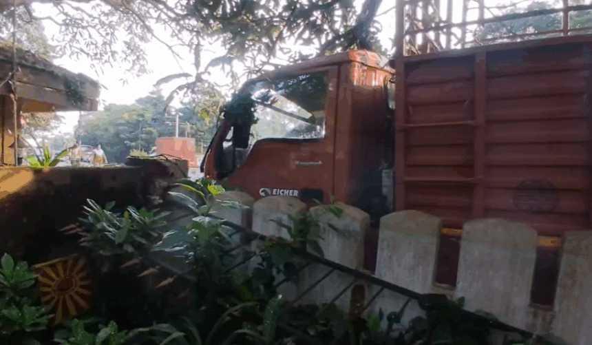 Truck Crashes into Compound Wall, Damages Electricity Poles Near Hotel Majestic, Porvorim 1 Screenshot 2025 10 21 124825 1