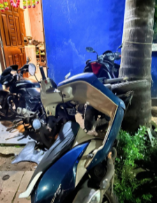 Rent-a-car crashes into parked bikes in Siolim, driver flees scene 1 ScreenShot Tool 20251107153007