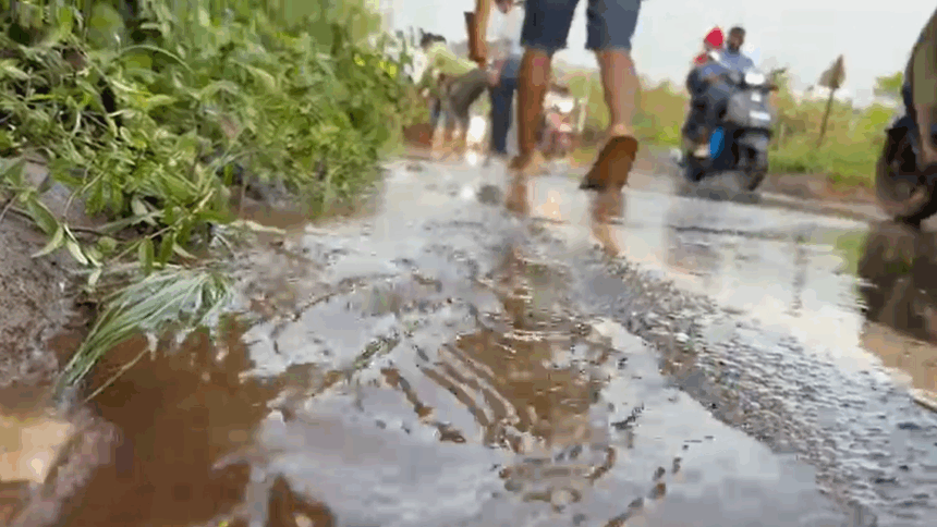 Goa: Pipeline Burst Floods Bendwada Bridge, Thousands of Litres of Water Wasted; Locals Blame Negligence 1 Screenshot 2025 11 12 103109