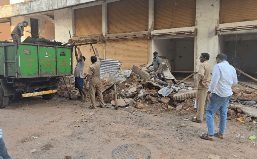 Mapusa Municipal Council Demolishes Illegal Shade After Years of Complaints from Shopkeepers 1 Screenshot 2025 11 14 102324