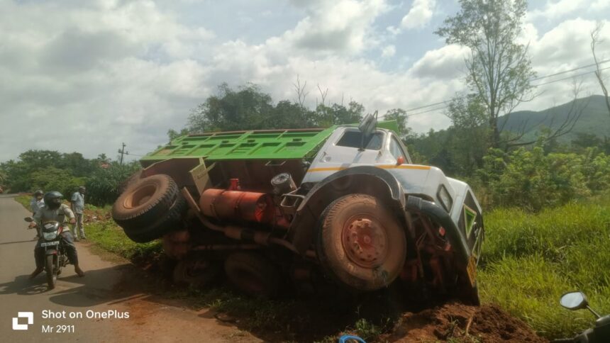 Truck Loses Control, Falls Off Road After Steering Failure at Tilamol — No Injuries Reported 1 WhatsApp Image 2025 11 03 at 10.59.05 AM