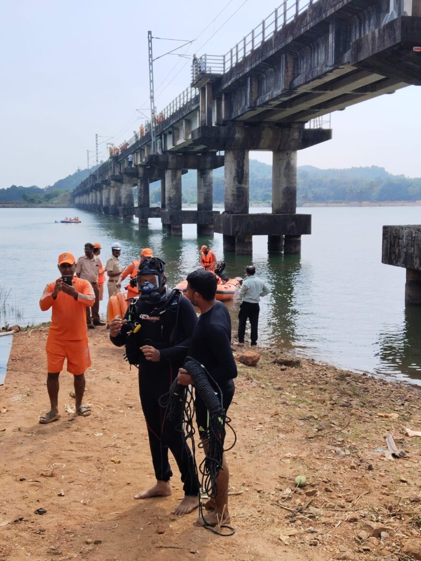 KRCL and NDRF Conduct Joint Disaster Management Drill on Gangavali River Bridge 1 WhatsApp Image 2025 11 25 at 8.46.16 PM
