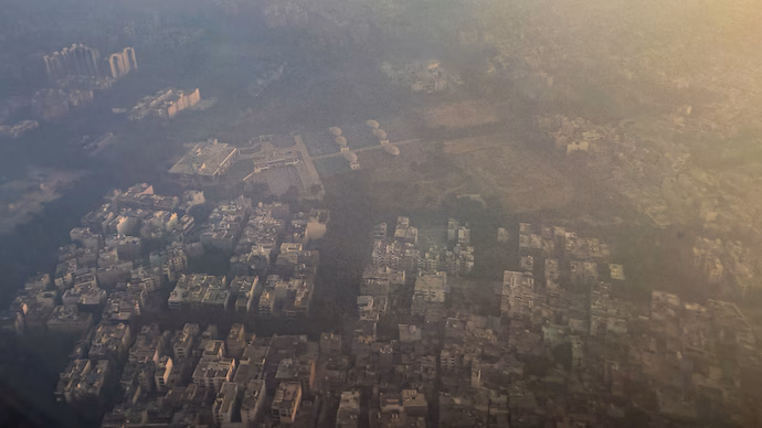 Delhi’s air turns hazardous with several zones recording AQI above 400 1 delhi pollution 08433265