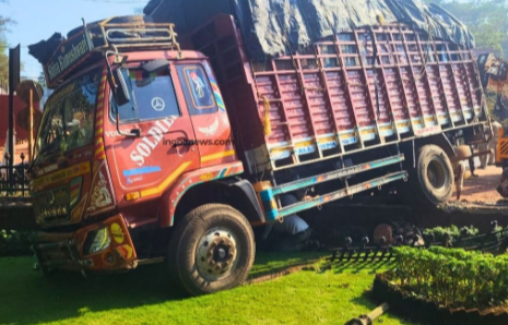 Goods vehicle rams Bhausaheb Bandodkar garden barricade 1 ScreenShot Tool 20251209162926