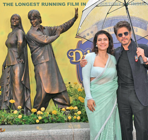 Shah Rukh Khan & Kajol Unveil DDLJ Bronze Statue in London, Marking 30 Years of the Iconic Film 1 Screenshot 2025 12 06 085249