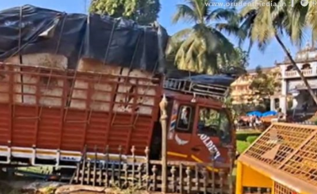 Loaded LP Truck Crashes Into Farmagudi Bhau Bandodkar Memorial Circle; No Injuries Reported 1 Screenshot 2025 12 09 104614 1