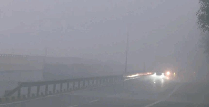 Delhi Chokes Under Dense Smog as AQI Slips to ‘Very Poor’; Flights and Trains Delayed 1 Screenshot 2025 12 20 095252