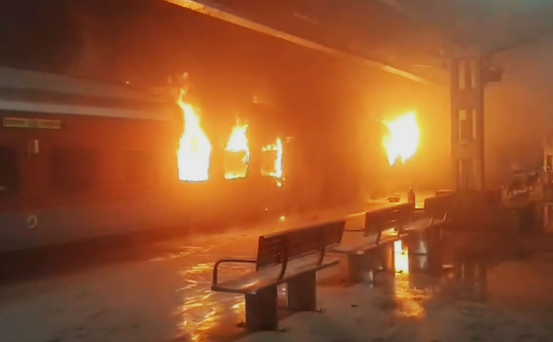 One Dead as Fire Erupts on Tatanagar–Ernakulam Express Near Yalamanchili 1 Screenshot 2025 12 29 092941