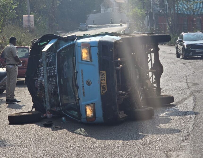 Goods Carrier Overturns at Anjuna Due to Brake Failure 1 WhatsApp Image 2025 12 28 at 2.03.54 PM e1766912246335