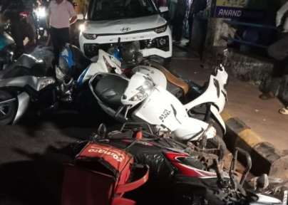 Car ploughs into multiple two-wheelers near Mapusa court, two injured 1 image 38