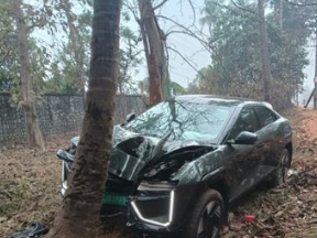 EV Car Rams into Tree Near Usgao MRF Factory, No Injuries Reported 1 Screenshot 2026 01 28 110346