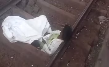 0c1nn114 drunk guy on mumbai local tracks 625x300 16 February 26 e1771255906902