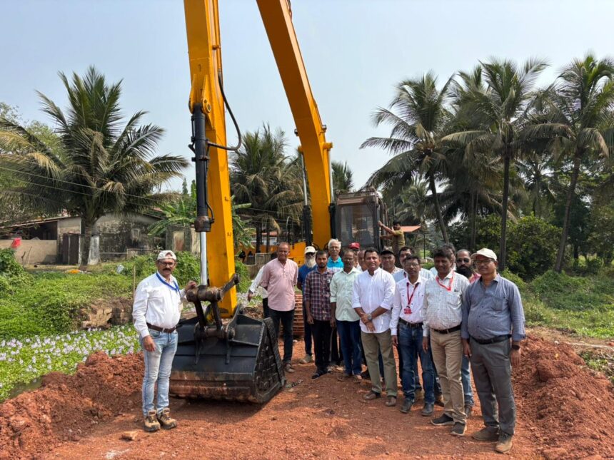 MLA Kedar Naik Reviews Desilting Work of Tar River Near Green Park in Mapusa 1 WhatsApp Image 2026 02 18 at 12.41.50 PM