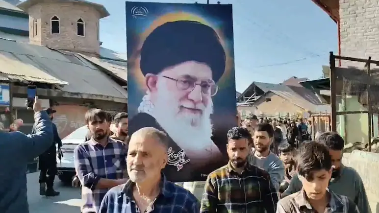 Stone-Throwing Incidents in Srinagar Following Iranian Leader’s Killing 1 4f3h9e74 iran kashmir