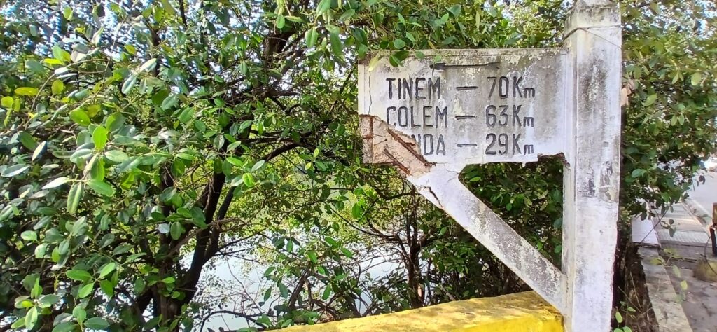 Goa History: Vintage Portuguese-Era Signpost Near Old Patto Bridge in Panjim Lies Neglected, Calls for Heritage Protection 4 WhatsApp Image 2026 03 07 at 12.31.45 PM