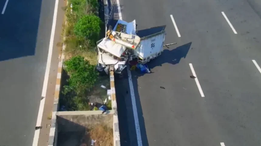 Two Killed, Six Injured As Pickup Truck Crashes On Agra-Lucknow Expressway 1 accident 1772527868