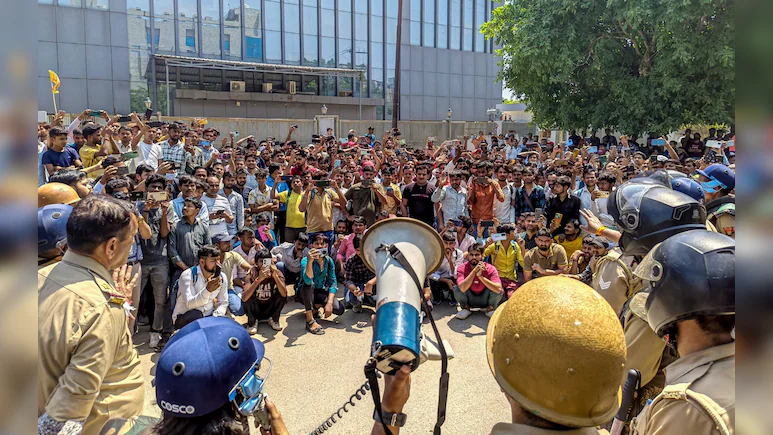 Noida Workers’ Protest Turns Violent Over Low Wages, Traffic Hit 1 719rh5s4 noida