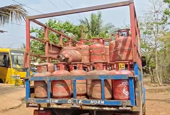 Underweight LPG Cylinder Scam Alleged in Guirdolim; Delivery Staff Flee After Confrontation 1 Screenshot 2026 04 02 145616