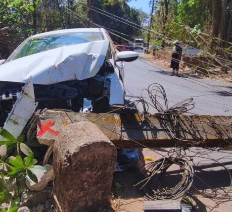 Car Rams Electric Pole in Siolim–Marna; Driver Flees, Tension at Scene 1 Screenshot 2026 04 05 153308 e1775383754895