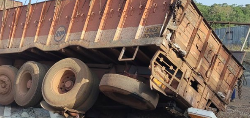Truck Crashes Into Forest Check Post at Anmod on Karnataka–Goa Route, Two Officers Escape Unhurt 1 Screenshot 2026 04 10 113135